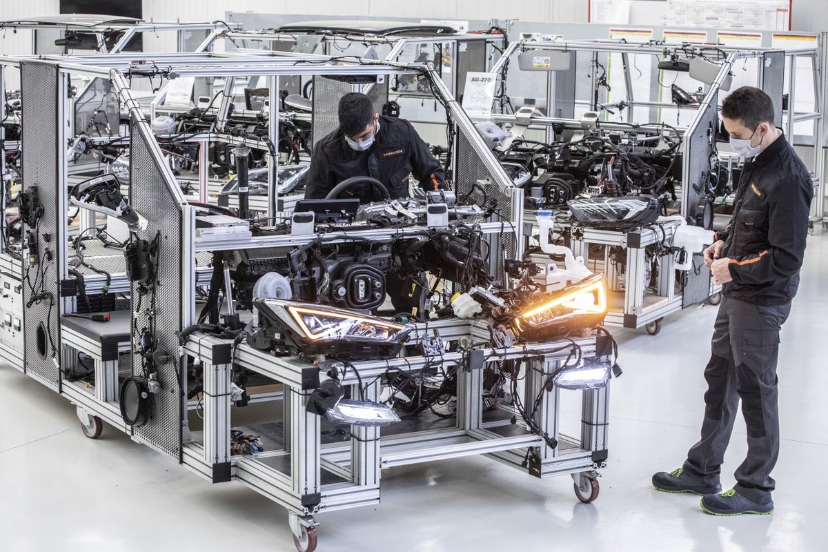 SEATcz's tweet photo. Centrum pro vývoj prototypů společnosti SEAT S.A. používá velkou stavebnici, která umožňuje propojit veškeré řídicí jednotky nového modelu a optimalizovat počáteční nastavení elektroniky. Více na: https://t.co/JCBnBajlF5 https://t.co/gDQAnFNEyi