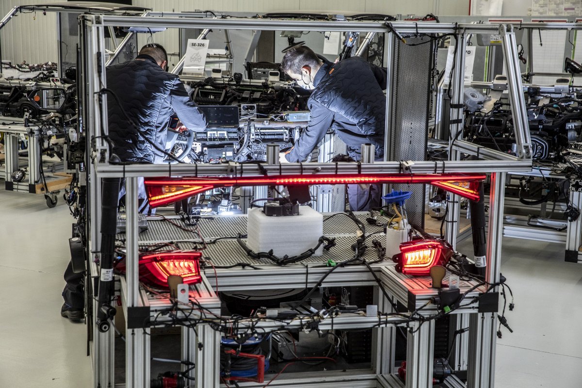 SEATcz's tweet photo. Centrum pro vývoj prototypů společnosti SEAT S.A. používá velkou stavebnici, která umožňuje propojit veškeré řídicí jednotky nového modelu a optimalizovat počáteční nastavení elektroniky. Více na: https://t.co/JCBnBajlF5 https://t.co/gDQAnFNEyi