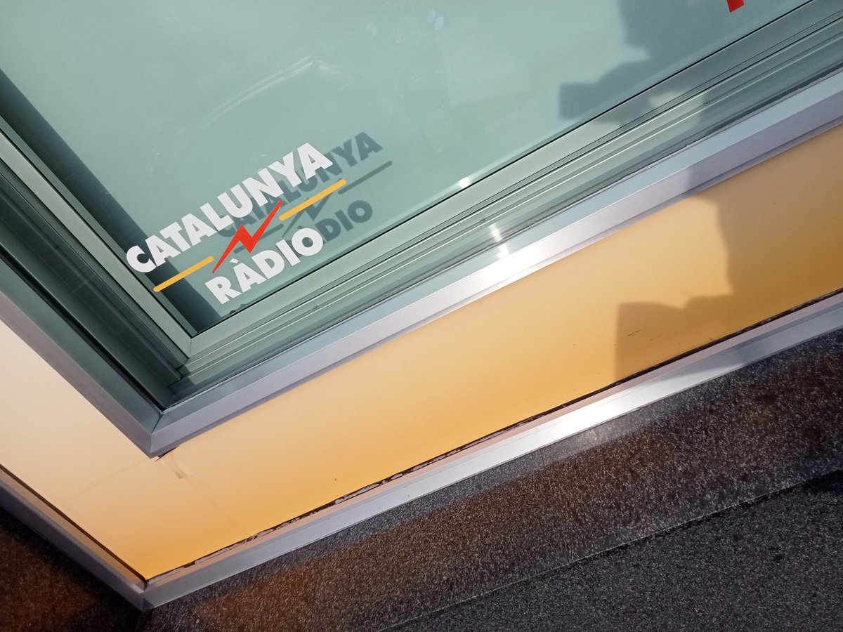 Molt content. Sortit de @CatalunyaRadio després de participar a @enguardiacat amb el gran @CalpenaEnric #Zeleste