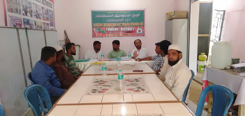 SdtuKarnataka's tweet photo. ಸೋಶಿಯಲ್ ಡೆಮಾಕ್ರಟಿಕ್ ಟ್ರೇಡ್ ಯೂನಿಯನ್ (SDTU) ತುಮಕೂರು ಜಿಲ್ಲಾ ನಾಯಕರೊಂದಿಗೆ ��ಭೆ ನಡೆಸಲಾಯಿತು. ಈ ಸಂದರ್ಭದಲ್ಲಿ ರಾಜ್ಯ ಕಾರ್ಯದರ್ಶಿ ಶರೀಫ್ ಪಾಂಡೇಶ್ವರ್,ತುಮಕೂರು ಜಿಲ್ಲಾ ಉಸ್ತುವಾರಿ ಮುಬಾರಕ್ ಪಾಷಾ,SDPI ಜಿಲ್ಲಾ ನಾಯಕರಾದ ಮೆಹಬೂಬ್,SDTU ಜಿಲ್ಲಾ ಸಮಿತಿ ಸದಸ್ಯರು ಉಪಸ್ಥಿತರಿದ್ದರು
#sdtukarnataka https://t.co/PVFdQ1IS7k