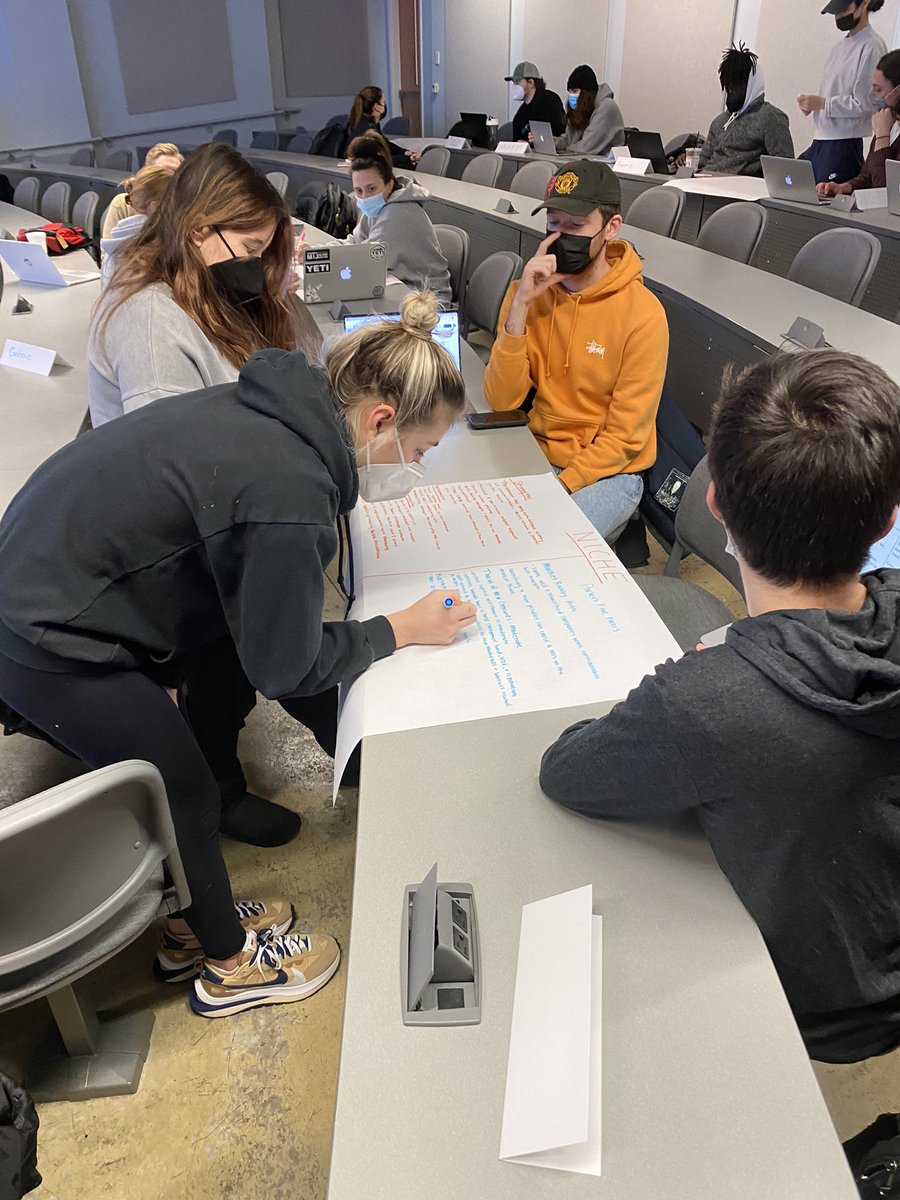 sl_lambert03's tweet photo. Great to be back in the classroom with the students #caseteaching #CleanEdge #templeuniversity #foxbusiness #MKTG4501 #marketstrategy https://t.co/2QQxueo2N1
