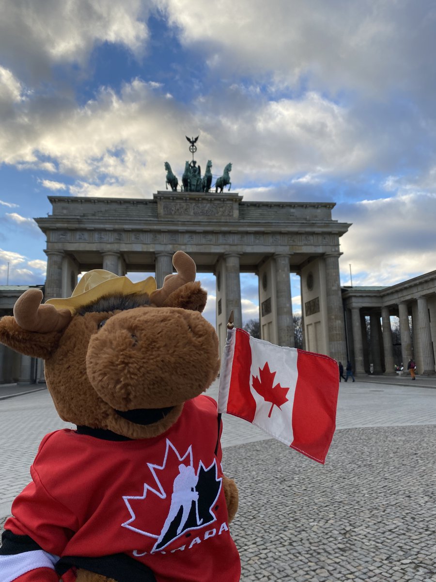 🏅Les #JeuxOlympiques d’hiver 2022 débutent aujourd'hui. Nous souhaitons bonne chance à tous/tes les athlètes @Equipe_Canada 🇨🇦 pendant les Jeux. Nous sommes de tout cœur avec vous depuis l'Allemagne! #AllezLeCanada