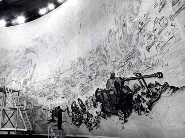 #экспонат_музея

Уникальная фотография заслуженного художника РСФСР Виктора Николаевича Щербакова, запечатленного в момент работы над созданием диорамы «Огненная дуга» (правая часть). 1986 год. 💫
Справа - крупный план танка "Пантера" на полотне диорамы.
#музейдиорама #белгород