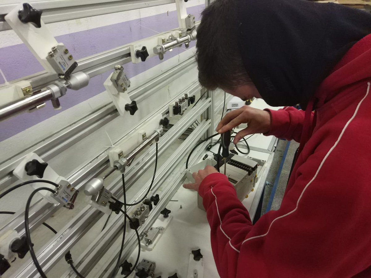 micod_cat's tweet photo. Els 15 alumnes del curs de Polimanteniment Industrial, fan grans progessos! Circuits d'electropneumàtica, soldadura... Esperem que ben aviat puguin treballar a la indústria de la Conca d'Òdena!
#ConcaIndustrial40 #PolimantenimentIndustrial #Formacio #ConcaOdena
Amb @diba https://t.co/M6fsHpUQdK