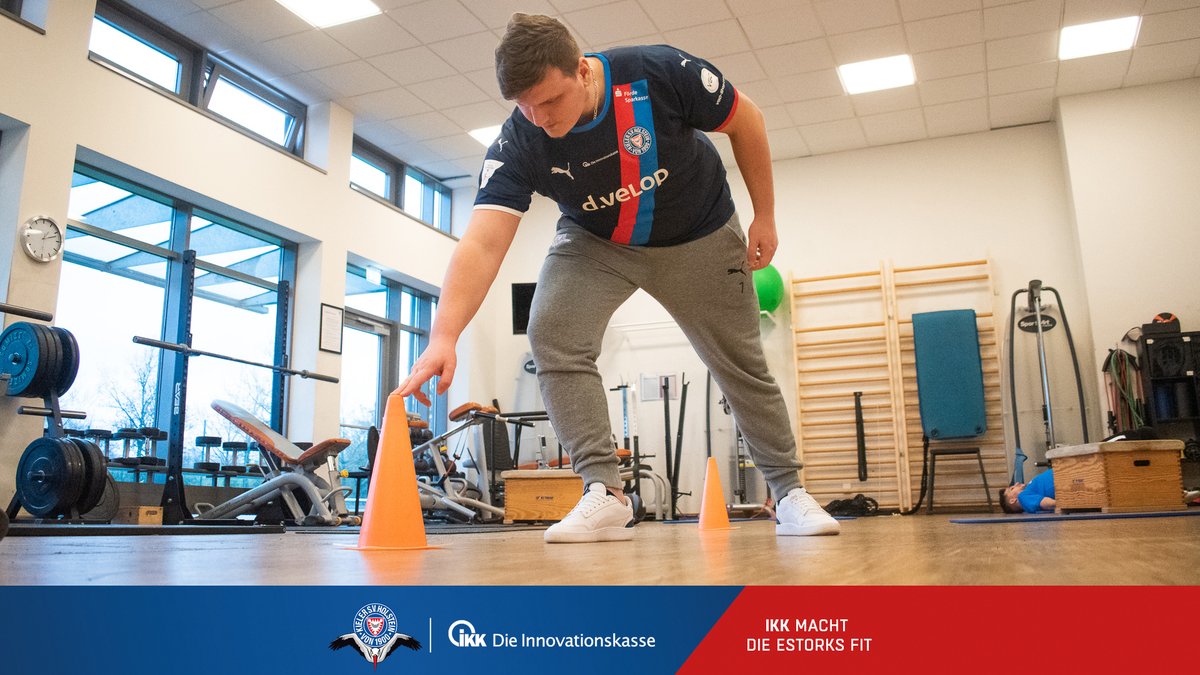 HolsteinEsports's tweet photo. Fitnesstipp Nr. 5: Schnelligkeit🏃
E-Sportler müssen auf Ereignisse im Spiel schnell reagieren und die Spielweise des Gegners antizipieren. 

Alles dazu und mehr ➡️  https://t.co/N9bTjJF60x

#HolsteinEsports💙🤍❤️ #eStorks🎮 #DieIK #Gesundheitspartnerschaft #Innovationskasse https://t.co/R11DDTqQvC