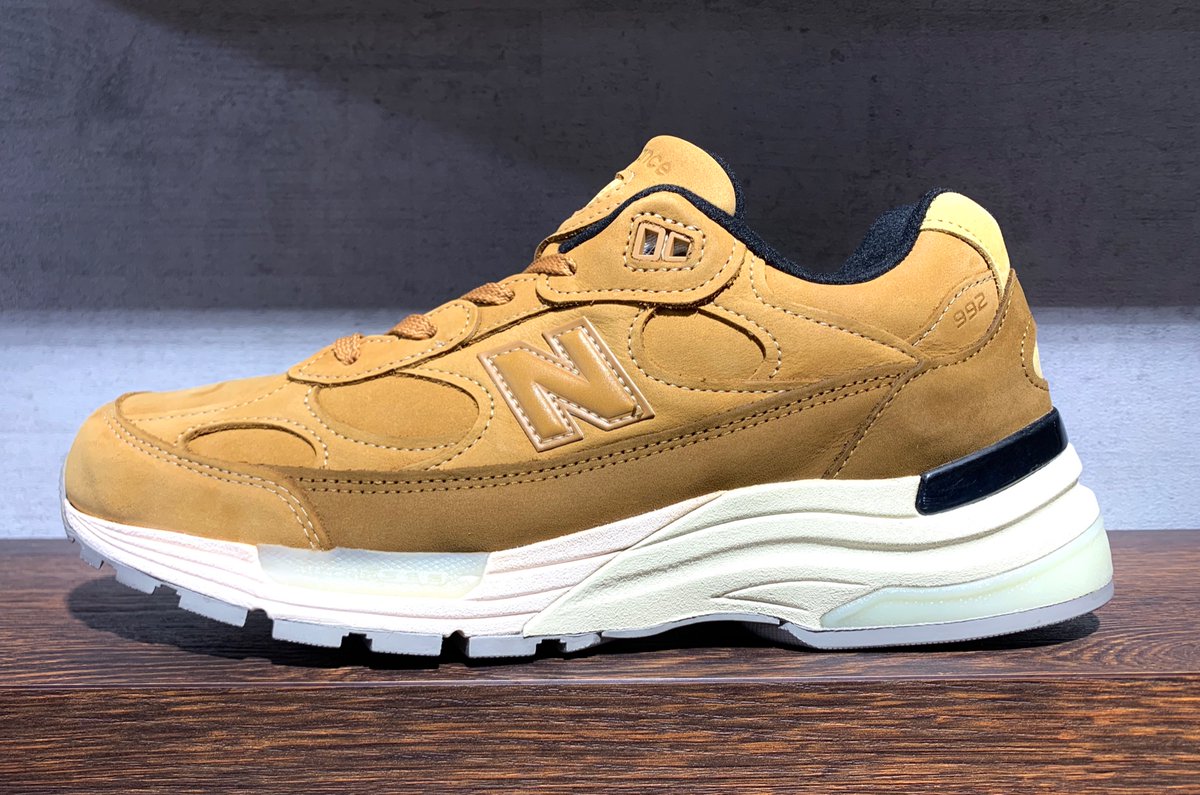 NB_KYOTO's tweet photo. < #NB新商品 >
「 M992」
COLOR:LX
WIDTH:D/SIZE:25.0-29.0
PRICE:36,300(税込)
2月5日（土）より販売開始👟
プレミアムな光沢を放つレザーとヌバックを使用し、重厚な佇まいに仕上げた直営店限定モデル❣️
#NB
#京都
#藤井大丸
#ニューバランス
#m992 https://t.co/l7Gqxoc89T