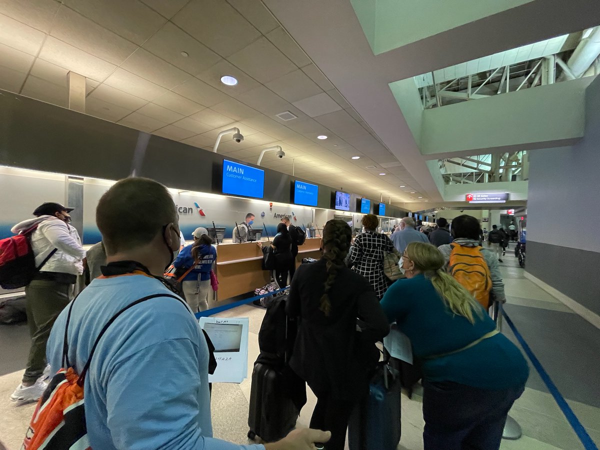 DavidMortimer6's tweet image. 40+ minute line just to check bags at 4am at @PHLAirport Really @americanairlnes ?? @ih8American