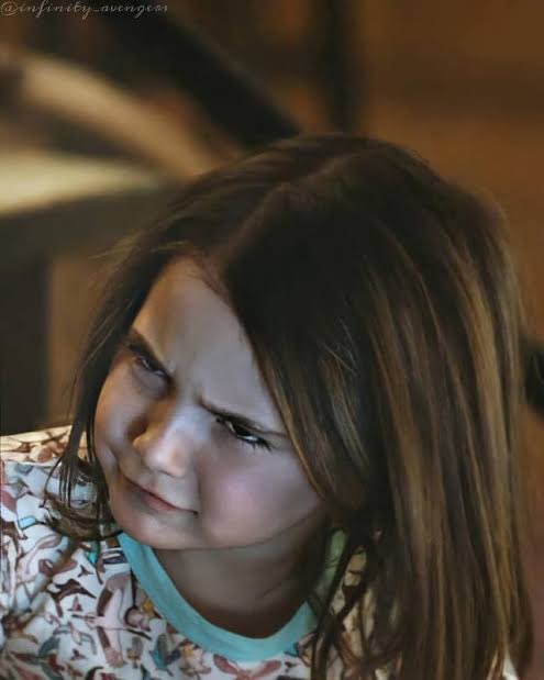 โทนี่กับเพพแอบกอดกันในครัว

มอร์แกน: *มองคิ้วขมวด*
โทนี่: *ผละออกจากกันทำไม่รู้ไม่ชี้* ไหงทำหน้างั้น มอร์กูน่า? มาตั้งแต่เมื่อไร?
มอร์แกน: ทำไมพ่อกับแม่กอดกัน แอบไปเป็นแฟนกันตอนไหนคะ ทำไมไม่บอกหนู หนูจะโกรธแล้ว 😤
โทนี่และเพพ: ………………………
มอร์แกน: อย่าให้เห็นอีกนะ 🤔