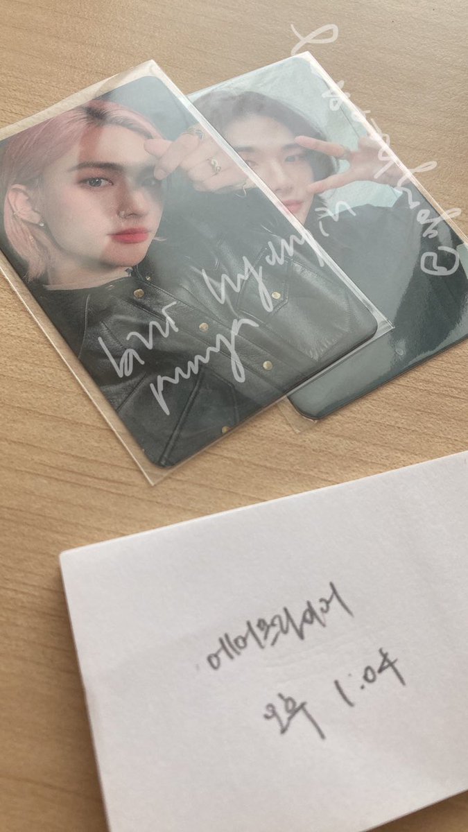 yongheestay's tweet image. #yongheeyangdo 🛍 | #yongheeyangdo3 

dedua orang punyaaa hyunjin everywhere all around the world👩‍🦯