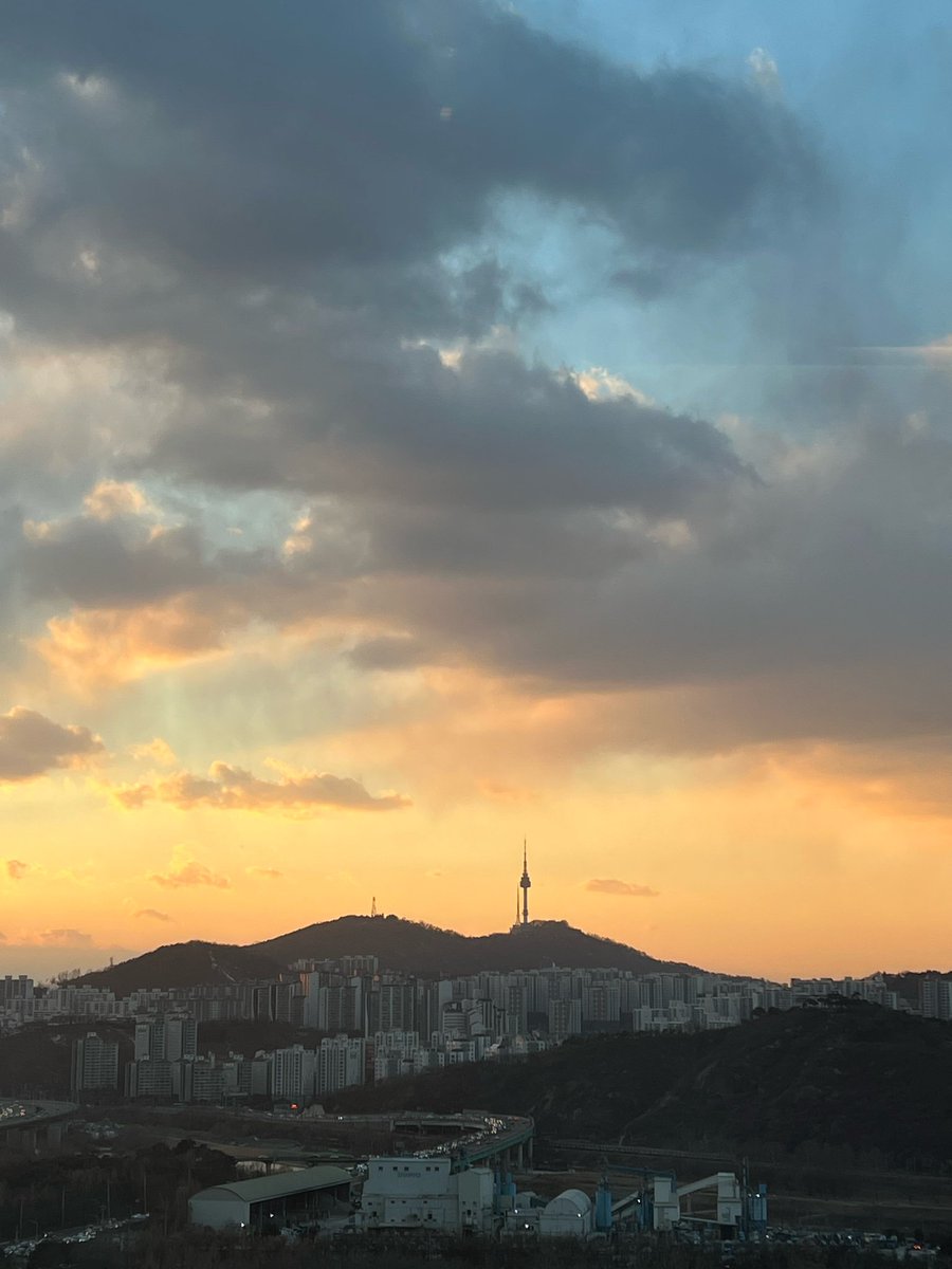 huangsfjswnls's tweet photo. renjun 🦊💭

“mark hyung's song child is really good!! please give it lots of love!!!” https://t.co/Ckxca4jMY8