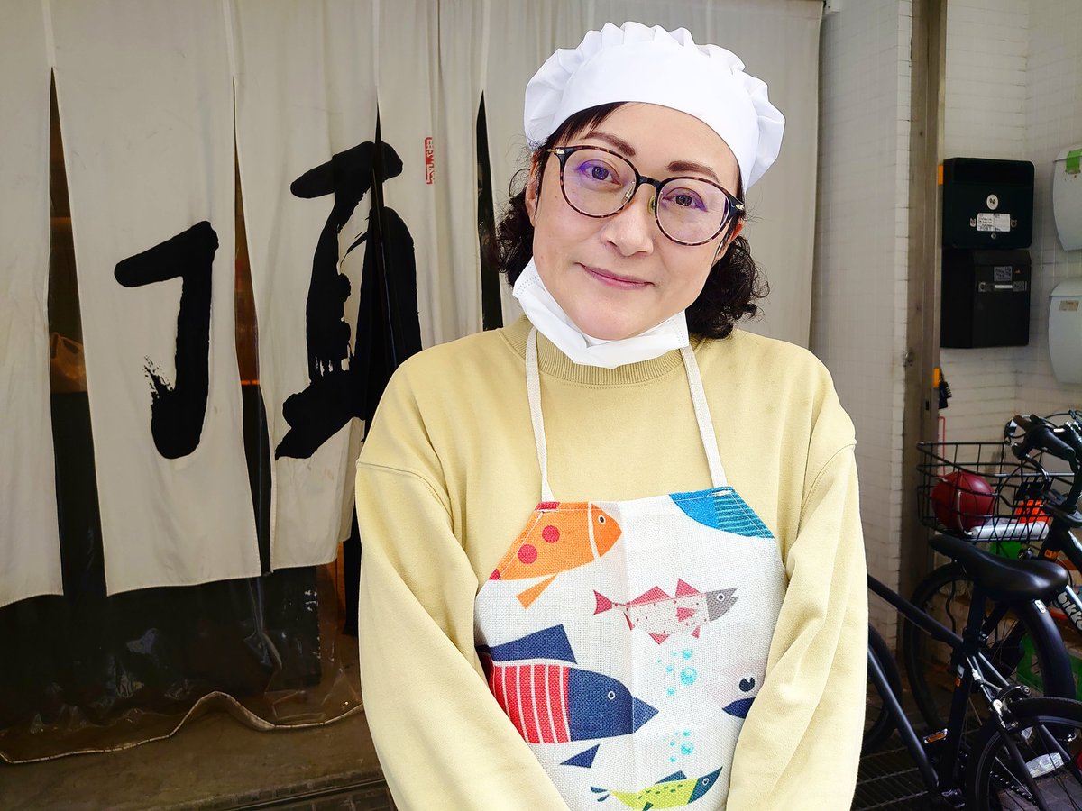 kaeru_3939's tweet photo. 芸人の鈴木奈都姐さんが、新富町の【頂】で昼のお弁当販売
とても #美味しゅうございました
新富町駅の #HOKUO も予想通り28日で閉店とのこと
#23club
#smallKitchens
#新富町
#築地 https://t.co/pEIYRwiDqh