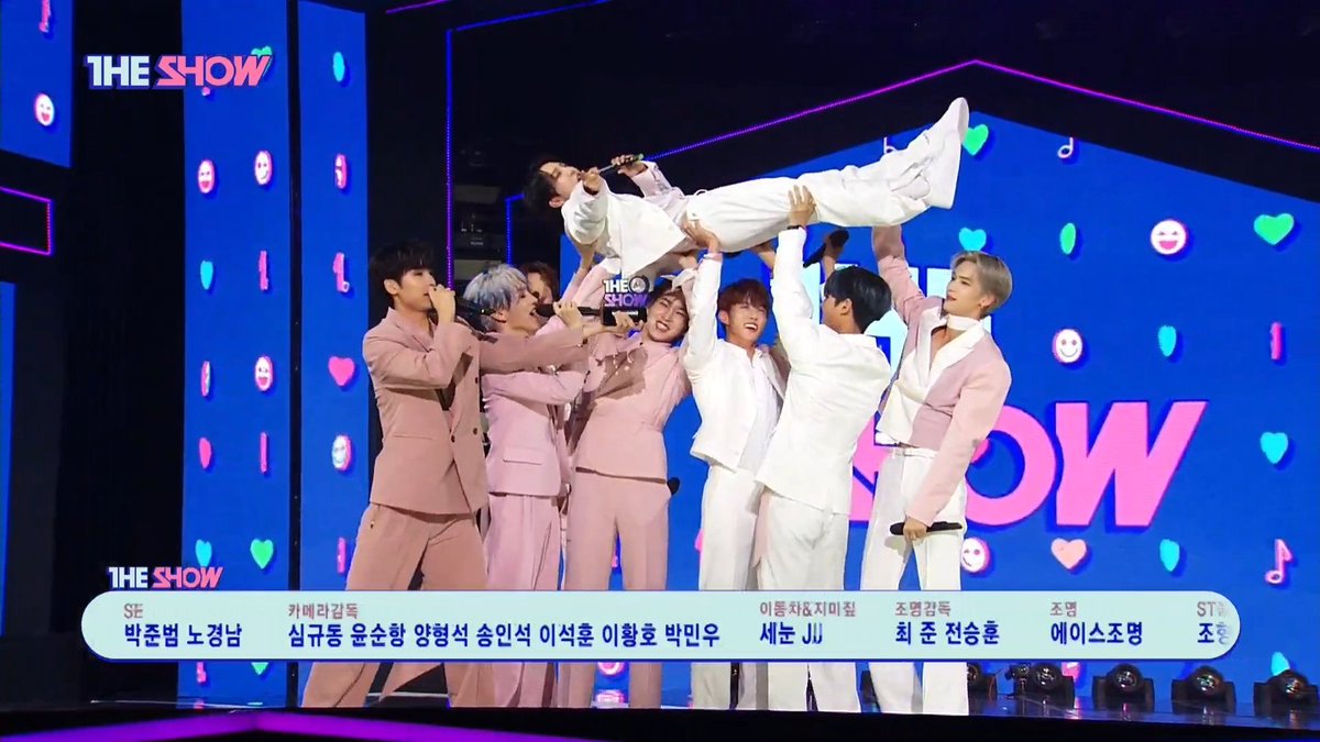 ptgshinee's tweet image. pentagon lifting up hui and jinho respectively for their first and second win 😭😭😭