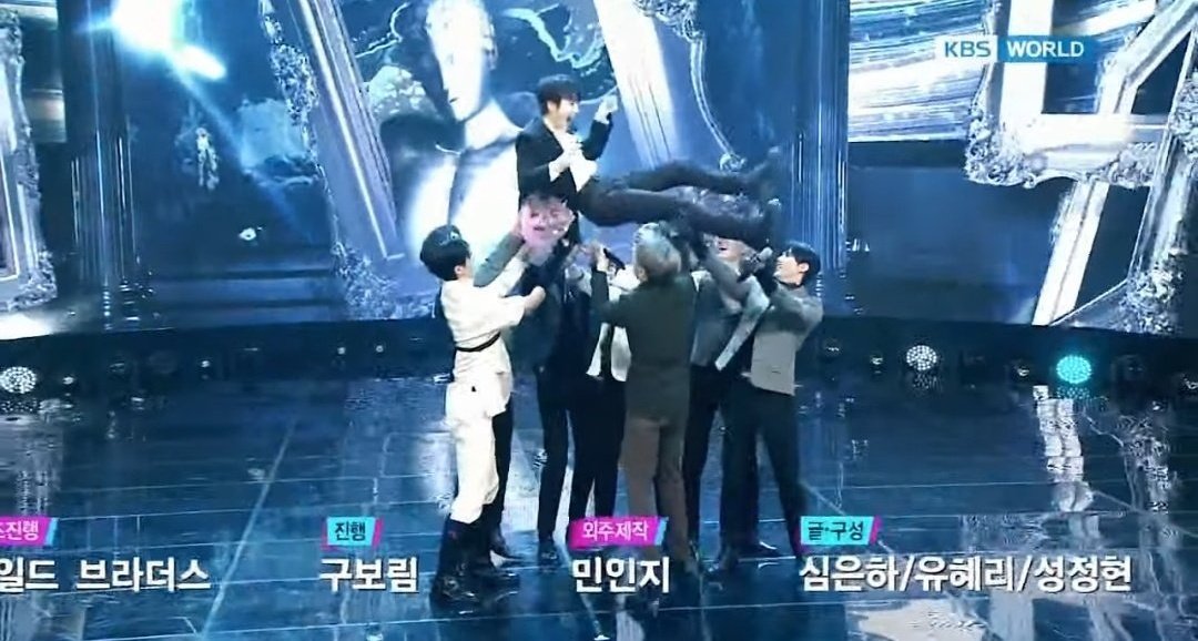 ptgshinee's tweet image. pentagon lifting up hui and jinho respectively for their first and second win 😭😭😭
