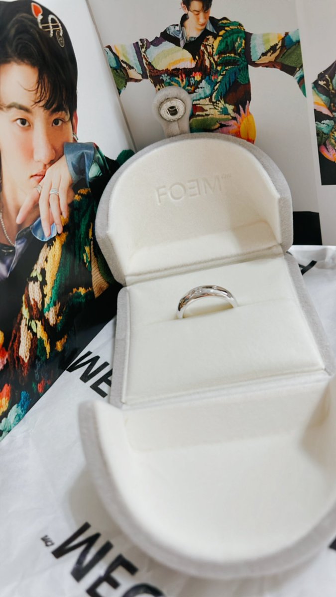 kyunniebb's tweet photo. Literally what a good end to the week, my FOEM ring just arrived!!!! It looks so lush and just look at that simplistic beauty of the ring and the ring holder 🤩
What a stunning item, thank you @Toptap_jirakit 🖤
#FOEM #_foem #toptap_jirakit https://t.co/wk4XG36wFF