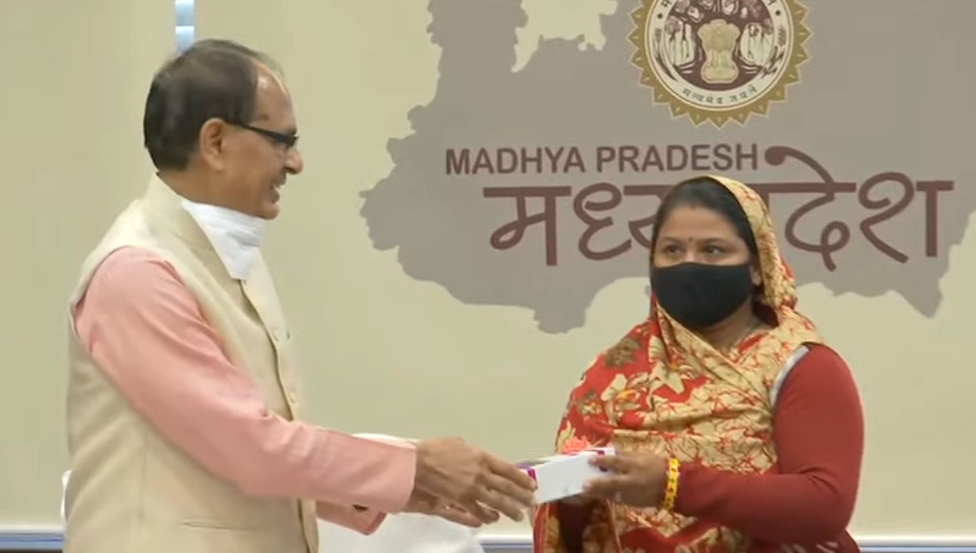 MP_MyGov's tweet photo. मुख्यमंत्री श्री @ChouhanShivraj ने पोषण अभियान के तहत सीहोर जिले की आंगनवाड़ी कार्यकर्ताओं को स्मार्ट फोन का वर्चुअली वितरण किया।
#SuposhitMP https://t.co/dO3oyAOfa5