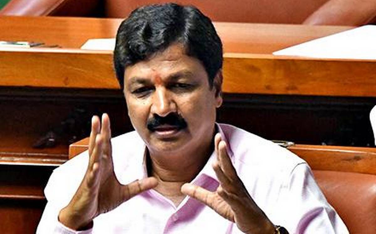 Andolanadigital's tweet image. ಮತ್ತೆ ಮುನ್ನೆಲೆಗೆ ಬರ್ತಾರಾ ರಮೇಶ್‌ ಜಾರಕಿಹೊಳಿ? 
#bjp #cdcase #rameshjarakihole #SIT #ಅಶ್ಲೀಲಸಿಡಿಪ್ರಕರಣ #ಎಸ್‌ಐಟಿ #ತನಿಖೆ #ಬಿಜೆಪಿ #ರಮೇಶ್‌ಜಾರಕಿಹೊಳೆ #ರಾಜಕೀಯ

andolana.in/state/ramesh-j…