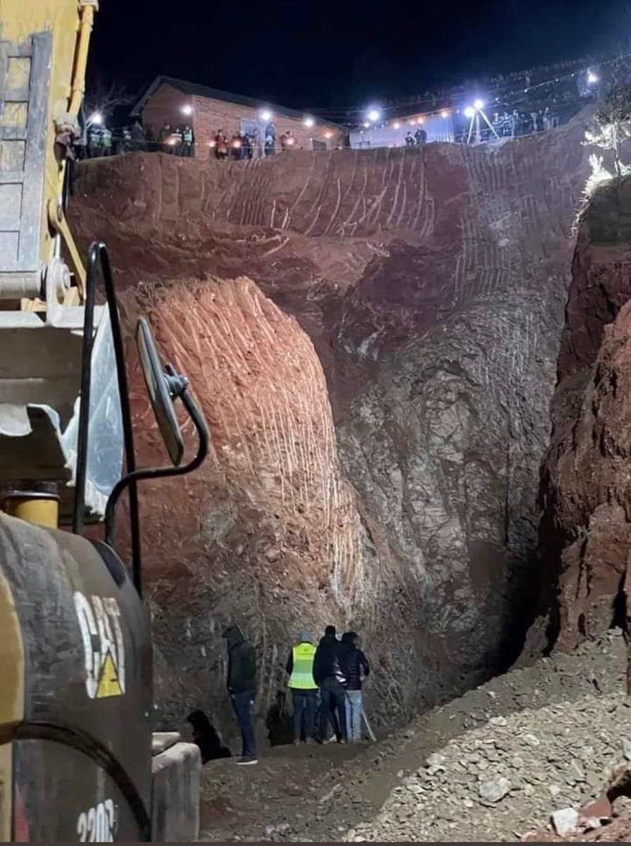 MoorishMovement's tweet image. Les Marocains ont littéralement déplacé une montagne pour secourir un des leurs, c’est complètement fou.