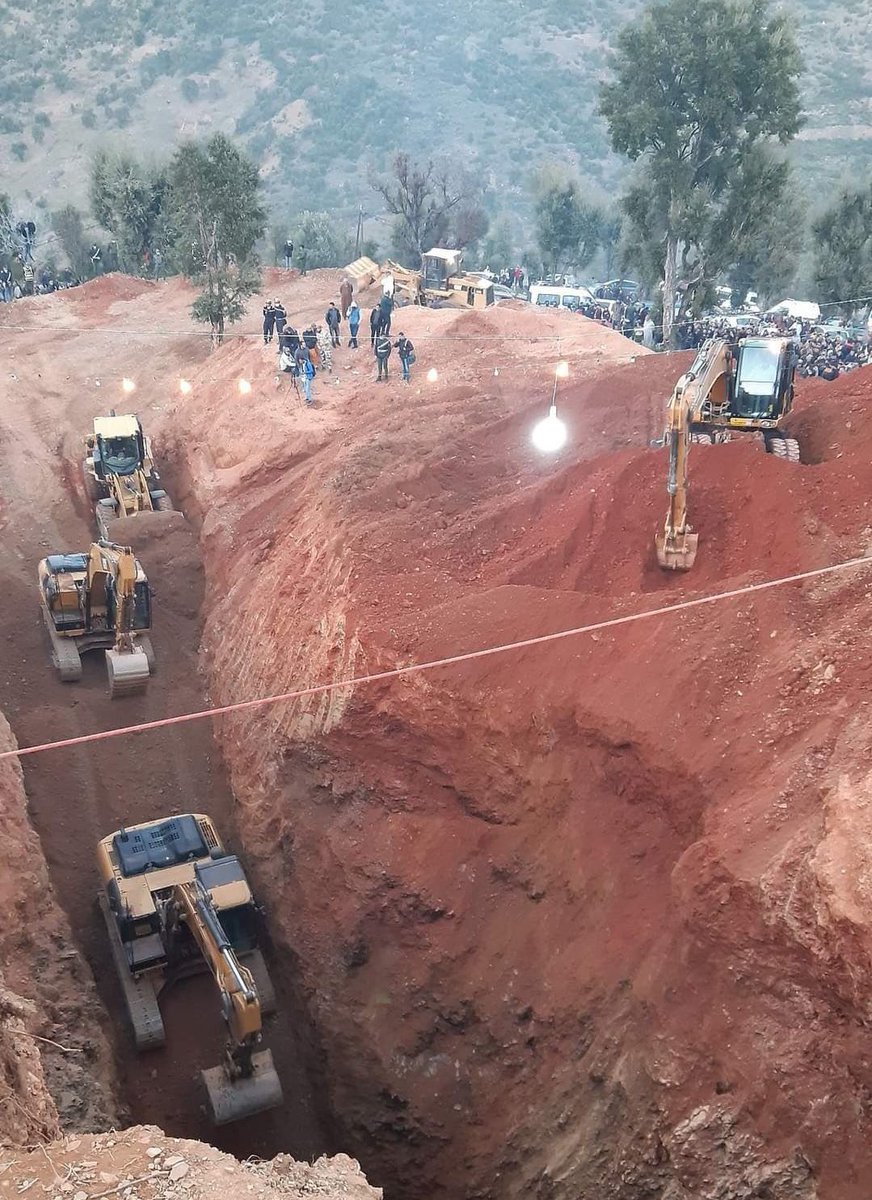 MoorishMovement's tweet image. Les Marocains ont littéralement déplacé une montagne pour secourir un des leurs, c’est complètement fou.