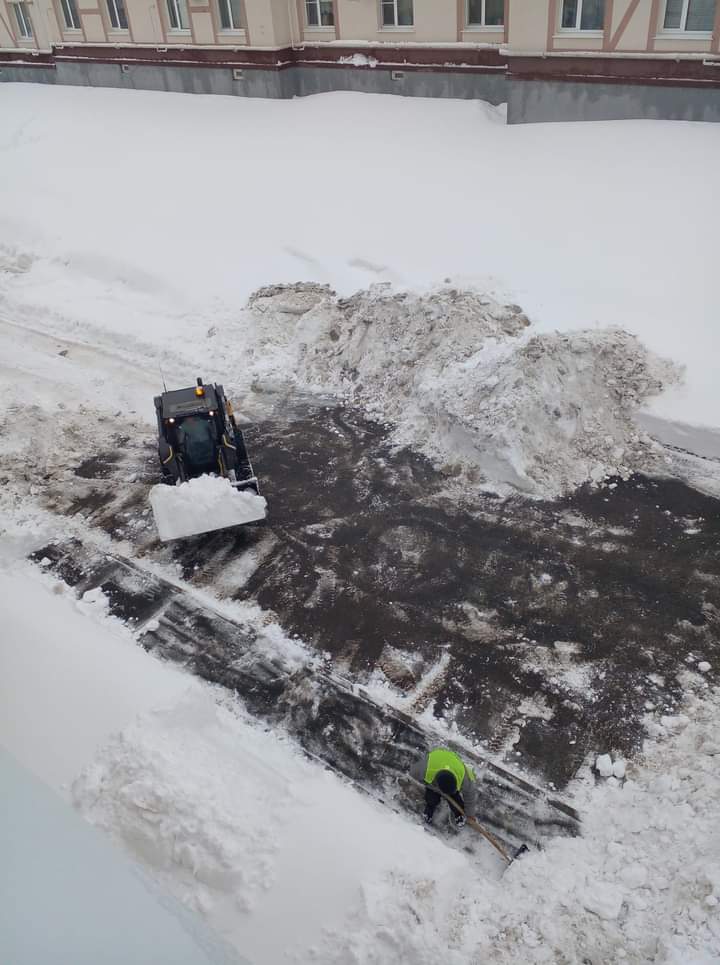 Надоело всё
Заставил нашу УК вылизывать двор до асфальта
Работают уже 5 часов
Сгребают, потом увозят
Нормально, я считаю