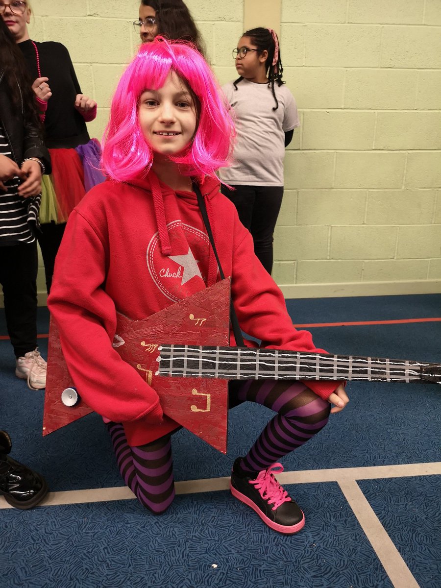 Fosse_TMET's tweet photo. Year 6 look amazing today in their ROCKSTAR outfits #fmmaths #ttrockstars #fosserocks https://t.co/jhaWAcDjLu