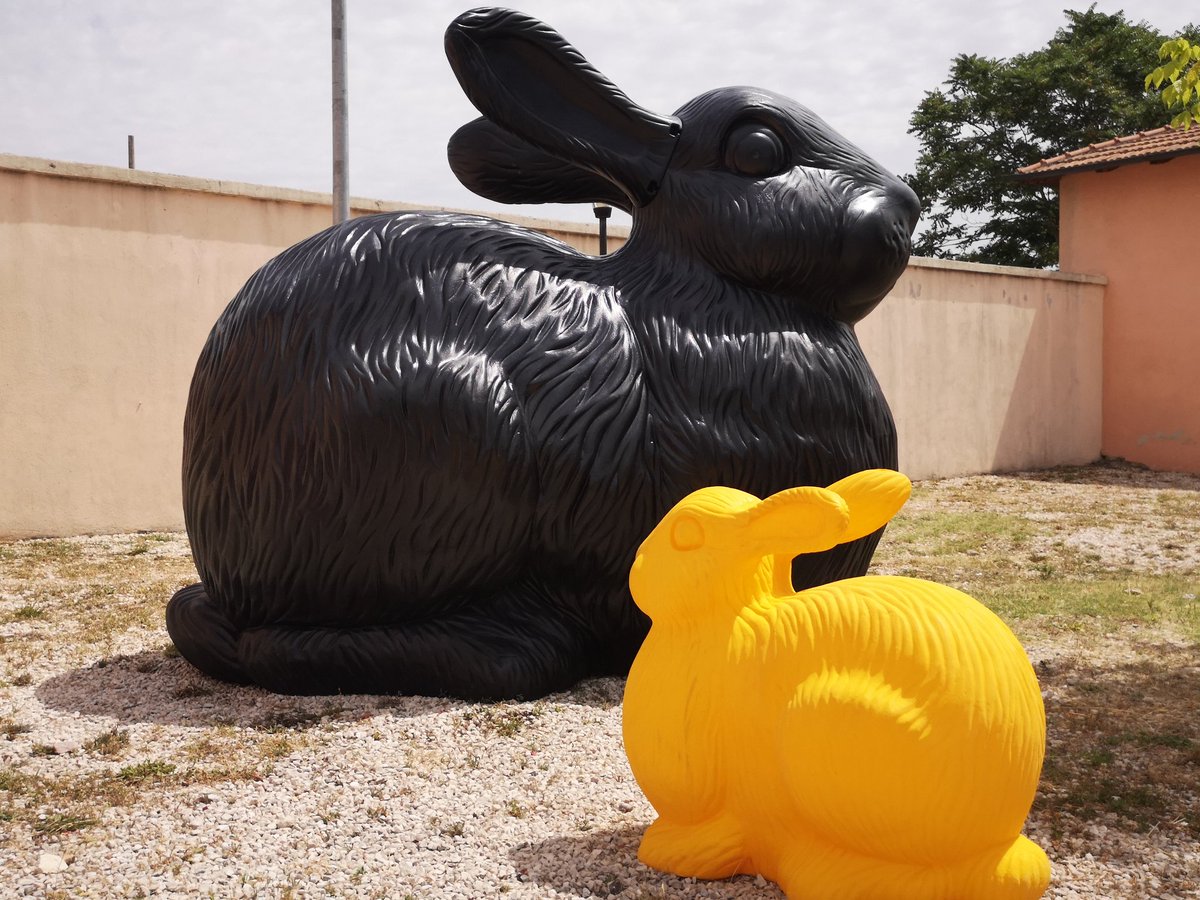 Cracking è quel processo che trasforma il naturale in artificiale, l'organico in sintetico.

Un procedimento drammatico, se non controllato, una scissione che ci mette tutti di fronte a nuove realtà.

#fondazioneterzopilastro #crackingart #crackingartavezzano #CrackingartAvezzano