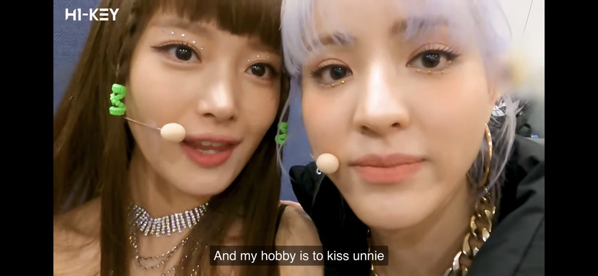 Mairhusi's tweet photo. EP.2 มาแล้ววว สาวๆ #H1KEY บอกว่าจะคัมแบ็คเร็วๆนี้ ดีต่อใจๆๆ 🥺💕 และเหนือสิ่งอื่นใด คลิปนี้ก็โมเมนต์เพียบค่า ห้ามพลาด!!  [H1-KEY] 누구세요…? 혹시 아이리스?🤔  | ‘ATHLETIC GIRL’ 음악방송 비하인드 EP. 2 https://t.co/DgpwGVZiKo ผ่าน @YouTube https://t.co/grIkRo7vaU