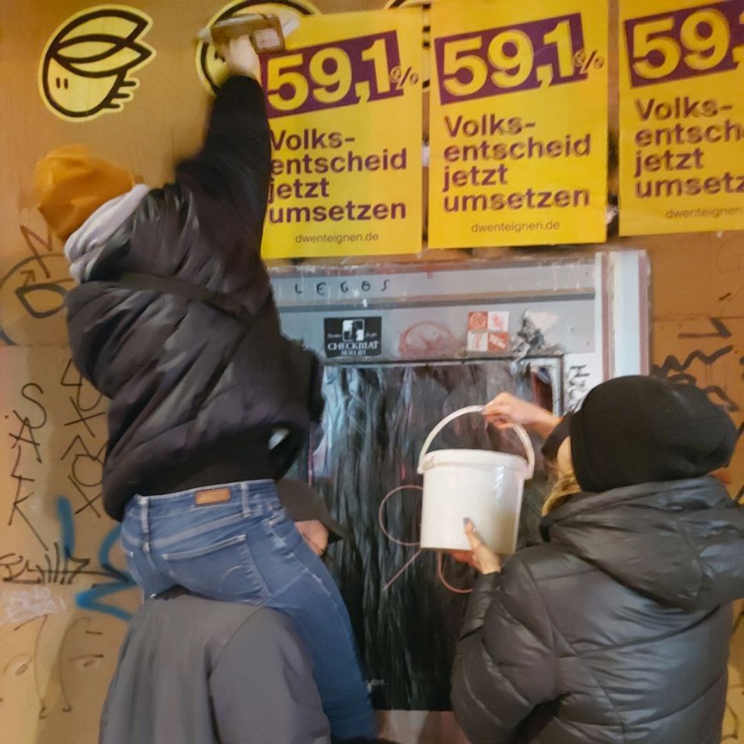 dwenteignen's tweet photo. Dank eurem krassen Einsatz machen unsere Plakate nicht nur den grauen Berliner Winter bunter 😍😍. Wir machen Berlin auch für die Immolobby immer ungemütlicher✊🔥. Wichtig: Nicht auf Werbeflächen plakatieren. Dort werden Plakate schnell wieder entfernt und wir bekommen Probleme. https://t.co/URjhfAB1TY