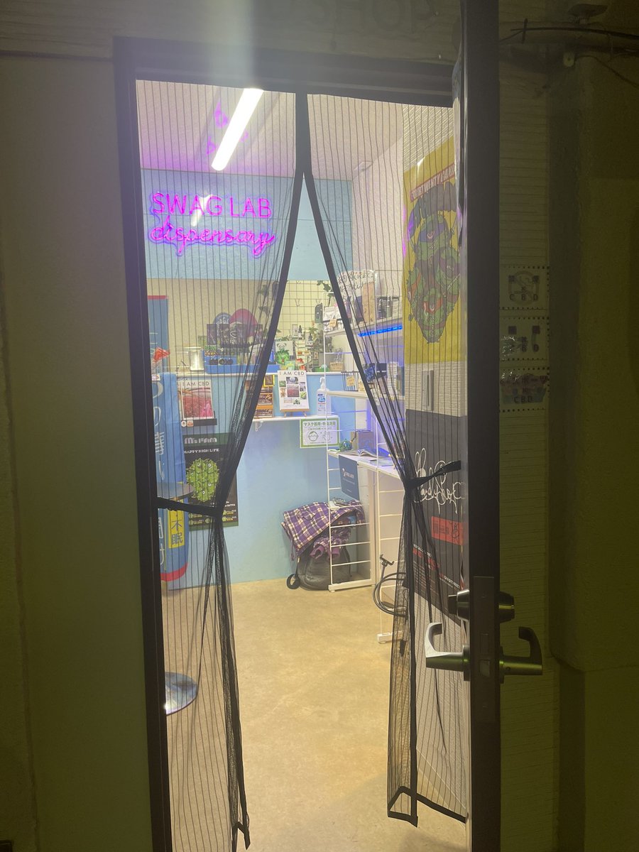 mnnnpisn's tweet image. 閉まってるかと思って帰ってしまったお客さんいてましたが開けたらボク居てます😊🙏

1日店長ラストスパート！
#SWAGLAB @SwagDispensary 

なんせ作りたてのHHC吸い倒してブリブリでございます💭
#クサたろう @SWAGLABCBD1