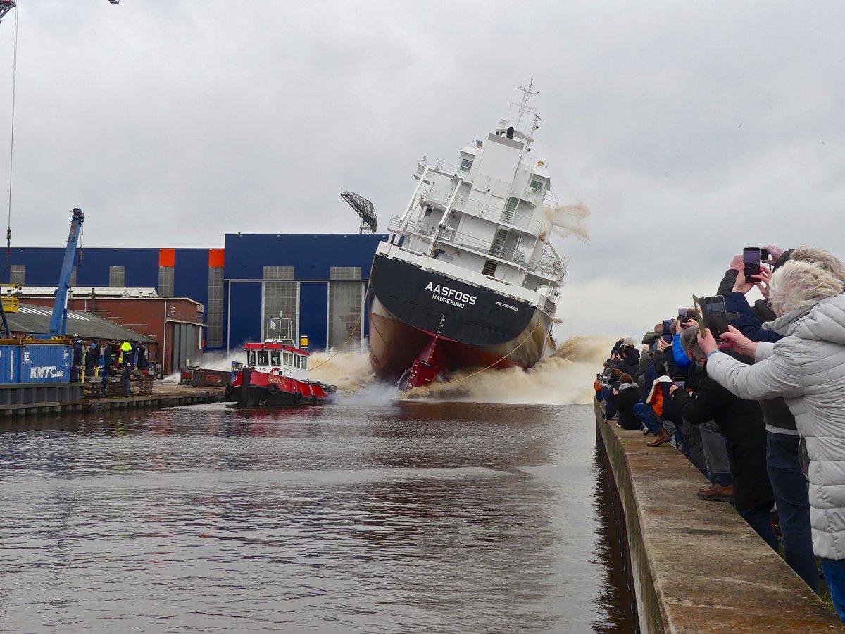EmoKlunder's tweet photo. @RoyalBodewes @rtvnoord Prachtige #DwarsscheepseTewaterlating in #Foxham #Groningen. https://t.co/JpoTqoOIWx