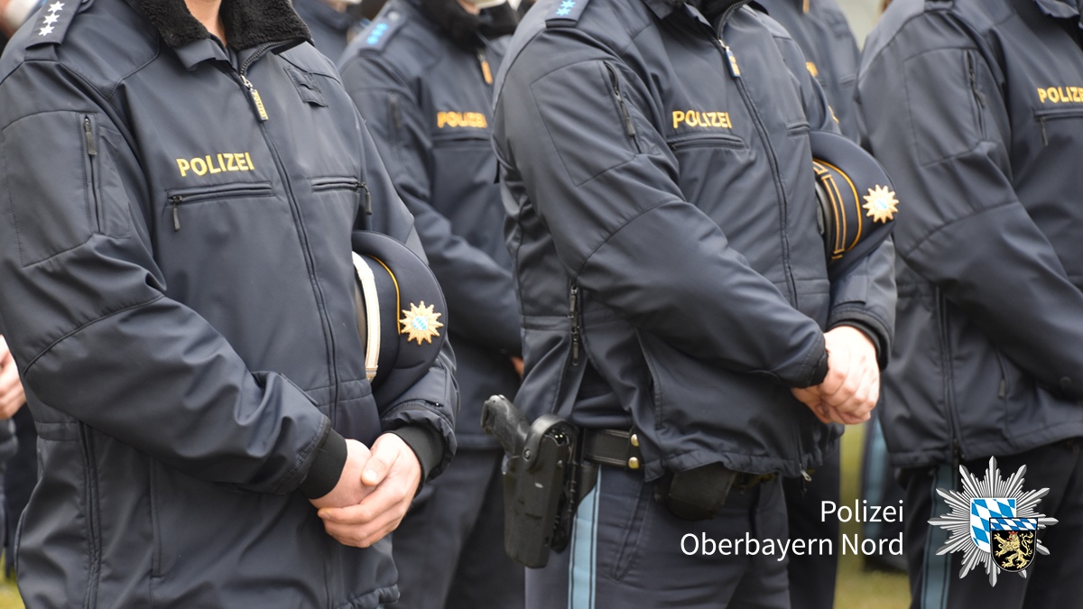 polizeiOBN's tweet photo. Wir gedenken in Stille.

#ZweiVonUns #AnEurerSeite #Kusel #Schweigeminute https://t.co/lb3JC4jKXJ