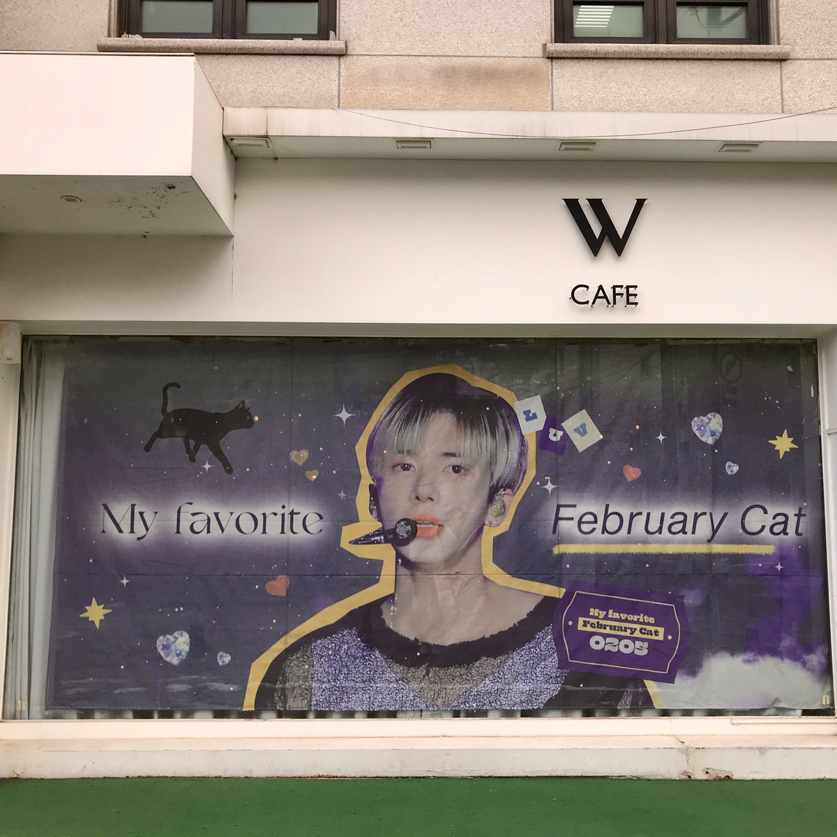 dearurcloud's tweet photo. 📍 W카페

보라색 현수막이 반기는 곳이었어요
이번 생일카페는 한 곳 방문하고 돌아가야 했는데 여기서 특전으로 시리얼 컵도 엽서도 포카도 받아가서 정말 잘 왔다 싶었어요
이른 봄 태현이를 위한 포근한 생일카페 준비해주셔서 감사합니다 🤍

#영원할_태현이의_봄
#My_favorite_February_Cat https://t.co/MCQ0F6PUnM