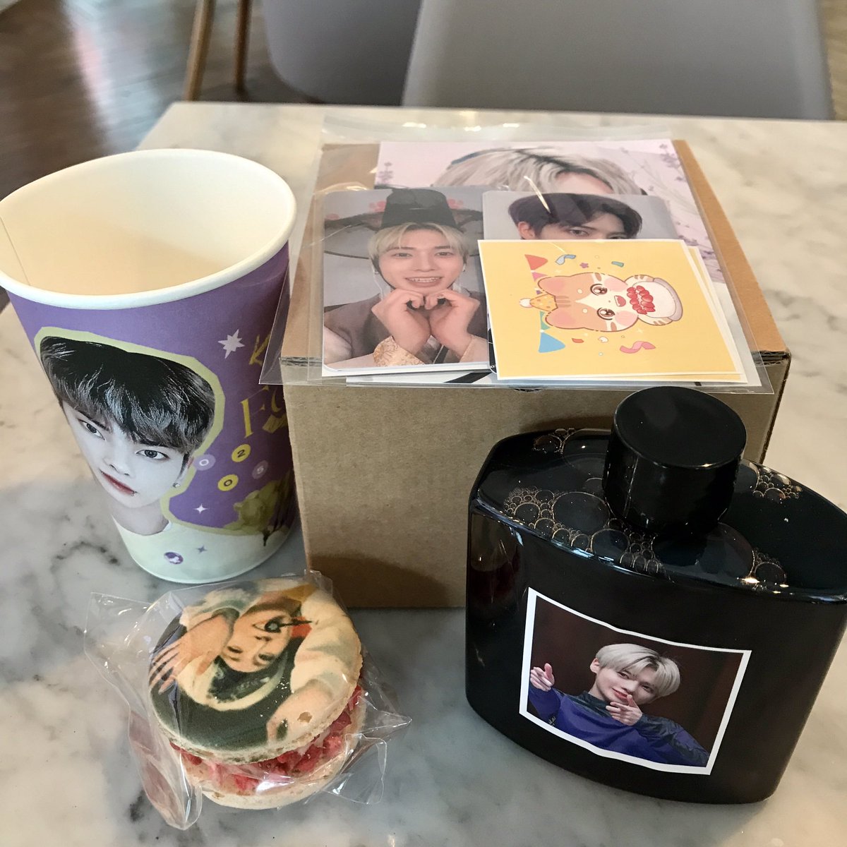 dearurcloud's tweet photo. 📍 W카페

보라색 현수막이 반기는 곳이었어요
이번 생일카페는 한 곳 방문하고 돌아가야 했는데 여기서 특전으로 시리얼 컵도 엽서도 포카도 받아가서 정말 잘 왔다 싶었어요
이른 봄 태현이를 위한 포근한 생일카페 준비해주셔서 감사합니다 🤍

#영원할_태현이의_봄
#My_favorite_February_Cat https://t.co/MCQ0F6PUnM