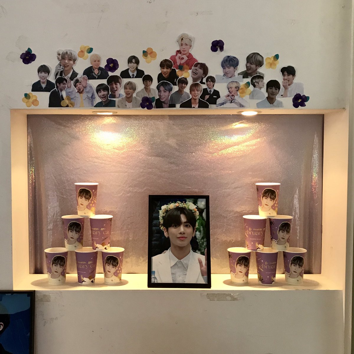 dearurcloud's tweet photo. 📍 W카페

보라색 현수막이 반기는 곳이었어요
이번 생일카페는 한 곳 방문하고 돌아가야 했는데 여기서 특전으로 시리얼 컵도 엽서도 포카도 받아가서 정말 잘 왔다 싶었어요
이른 봄 태현이를 위한 포근한 생일카페 준비해주셔서 감사합니다 🤍

#영원할_태현이의_봄
#My_favorite_February_Cat https://t.co/MCQ0F6PUnM