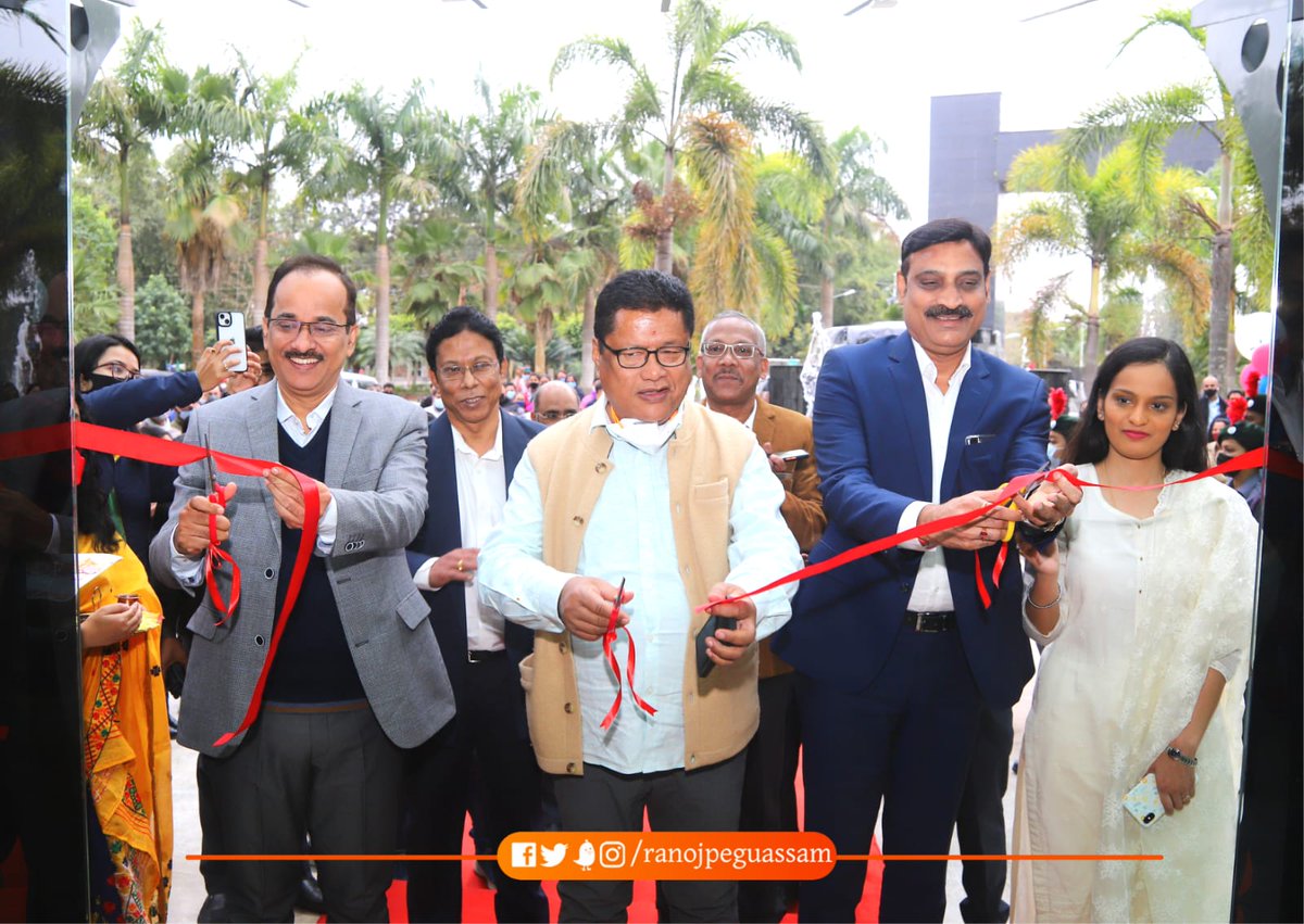 ranojpeguassam's tweet photo. Visited Kaziranga University in Jorhat and inaugurated 'The Tree of Knowledge' which signifies human strength, obstinacy, fortitude, honour, courage and other qualities. Also inaugurated a reception room. https://t.co/34vTsp0JHV