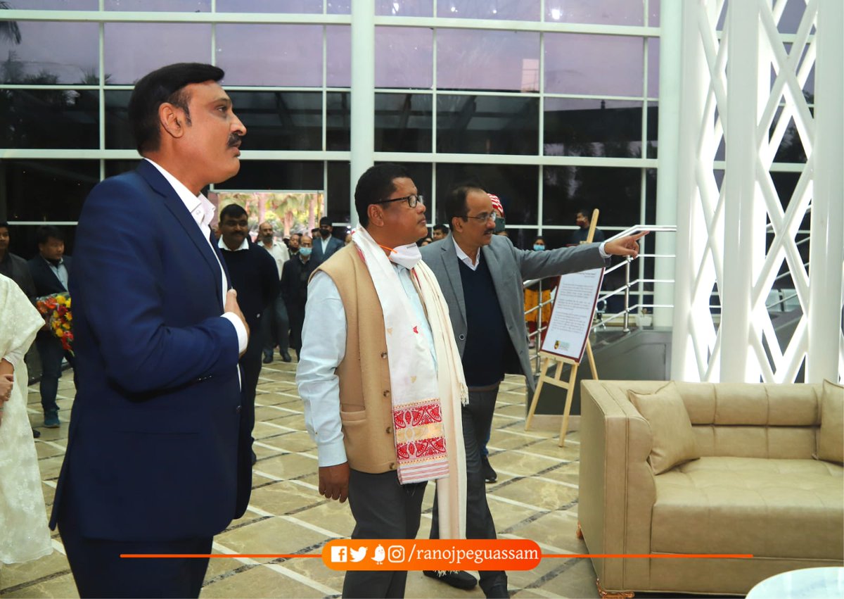 ranojpeguassam's tweet photo. Visited Kaziranga University in Jorhat and inaugurated 'The Tree of Knowledge' which signifies human strength, obstinacy, fortitude, honour, courage and other qualities. Also inaugurated a reception room. https://t.co/34vTsp0JHV