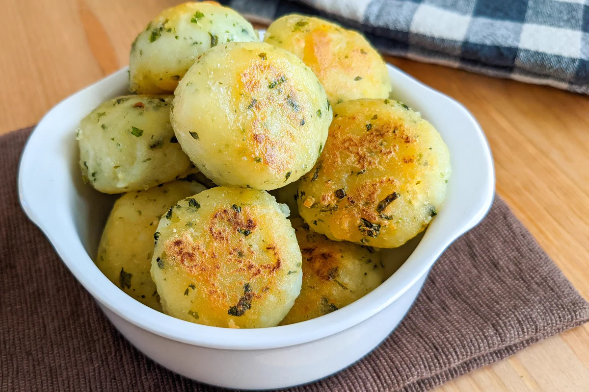 小腹が空いたときのおやつにも良さそう！青のり×塩の味付けが美味しそうな「いももち」レシピ！