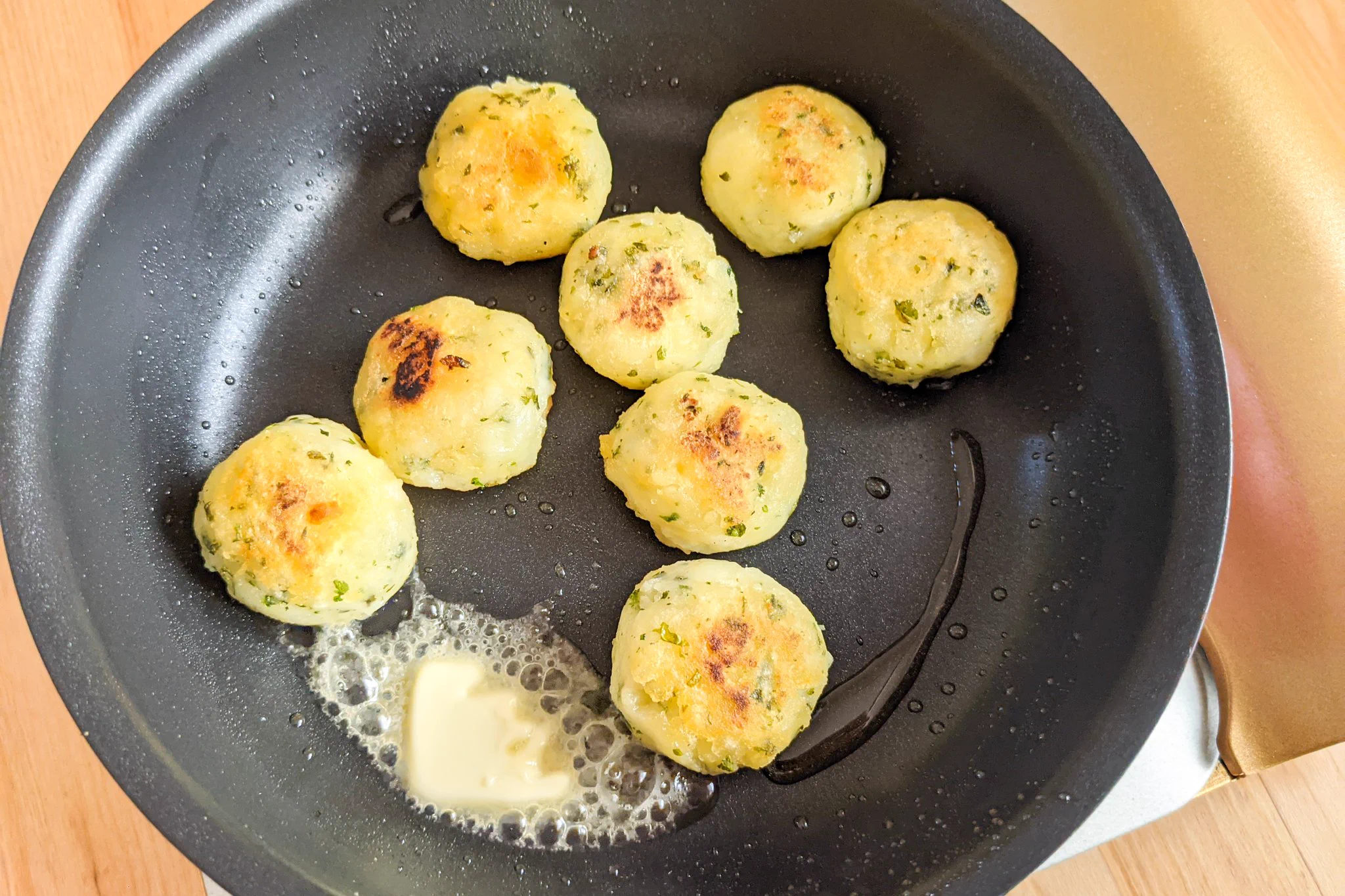 小腹が空いたときのおやつにも良さそう！青のり×塩の味付けが美味しそうな「いももち」レシピ！