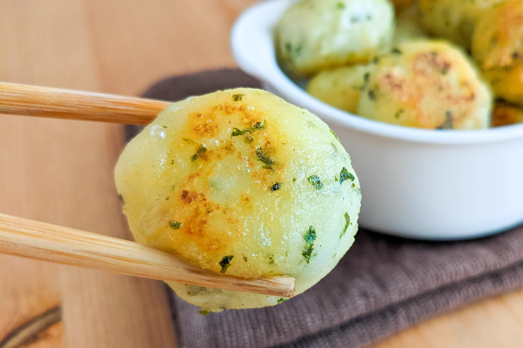 小腹が空いたときのおやつにも良さそう！青のり×塩の味付けが美味しそうな「いももち」レシピ！