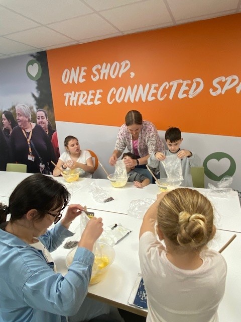 CommunityShops's tweet photo. Our chefs are using our cook clubs to share #foodwastetips with members.
Ask in-store for more details or email hello@community-shop.co.uk

Share your top tips below &amp; let’s see how together we can help stop 4.5 million tonnes of food going to waste in the UK each year! https://t.co/UhoUvtGe9c