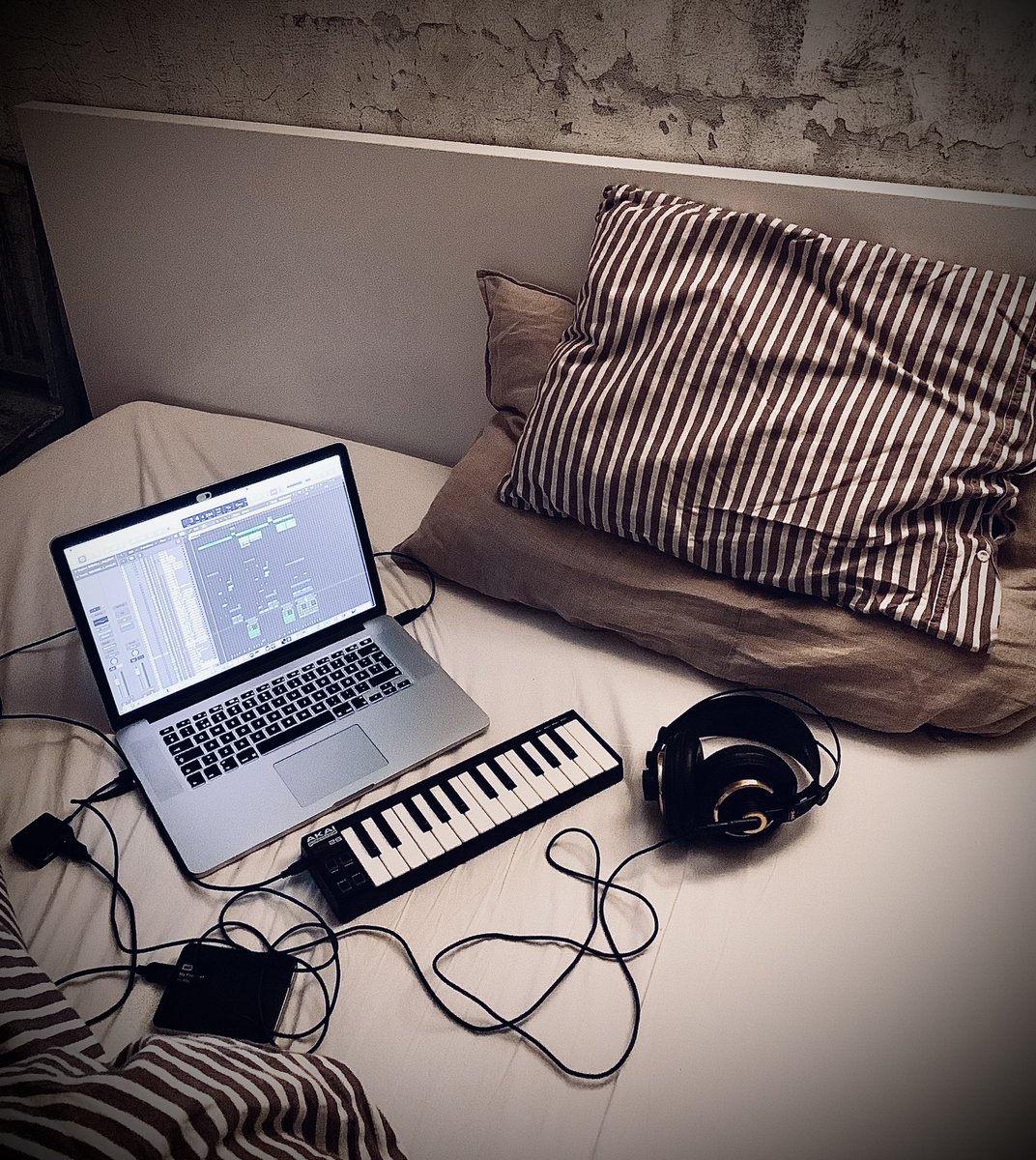Cilisound's tweet photo. Can’t go to my studio, but my studio can come to me 🙌 Being on bed rest = make some SICK Beats 😎🤒 https://t.co/J0HNKdJ4nU