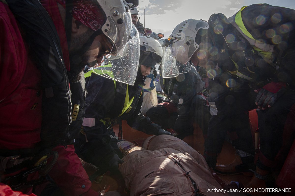SOSMedFrance's tweet photo. 📸 #jeudiphoto "On ne se rend pas compte de ce que c’est de sortir une personne de l’eau, la hisser par la force des bras, réaliser un massage cardiaque dans un semi-rigide lancé à plus de 20 nœuds." @totasprod, photographe embarqué sur l'#OceanViking lors d'entrainements à bord. https://t.co/9uacbIzL7q