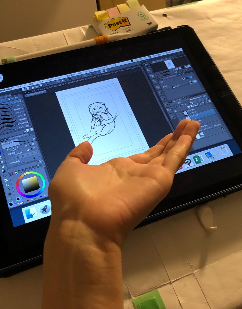 両手の絵を描くのに写真を撮って参考にしたいけどスマホで片手が塞がるので撮れない…そういう時は片手ずつ撮って脳内で合成(これは右下の猫缶を捧げている手)きっともっといい方法があるはずだけど横着。。 