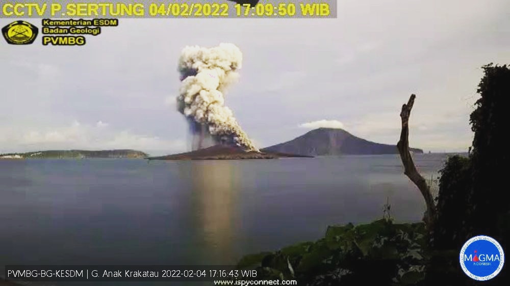 2021Agung's tweet photo. Terjadi erupsi G. Anak Krakatau pada hari Jumat, 04 Februari 2022, pukul 17:07 WIB dengan tinggi kolom abu teramati ± 1000 m di atas puncak (± 1157 m di atas permukaan laut). Kolom abu teramati berwarna kelabu dengan intensitas tebal ke arah timur. https://t.co/PwrEbAFzps