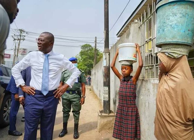 legitngnews's tweet photo. Governor Babajide Sanwo-Olu of Lagos state gave hope to two girls he met on his way to an official duty.
๐ธ: Gboyega Akososile (Facebook)
#legitnews #samwoolu #babajidesanwoolu #legitng https://t.co/HhLIDFY32o