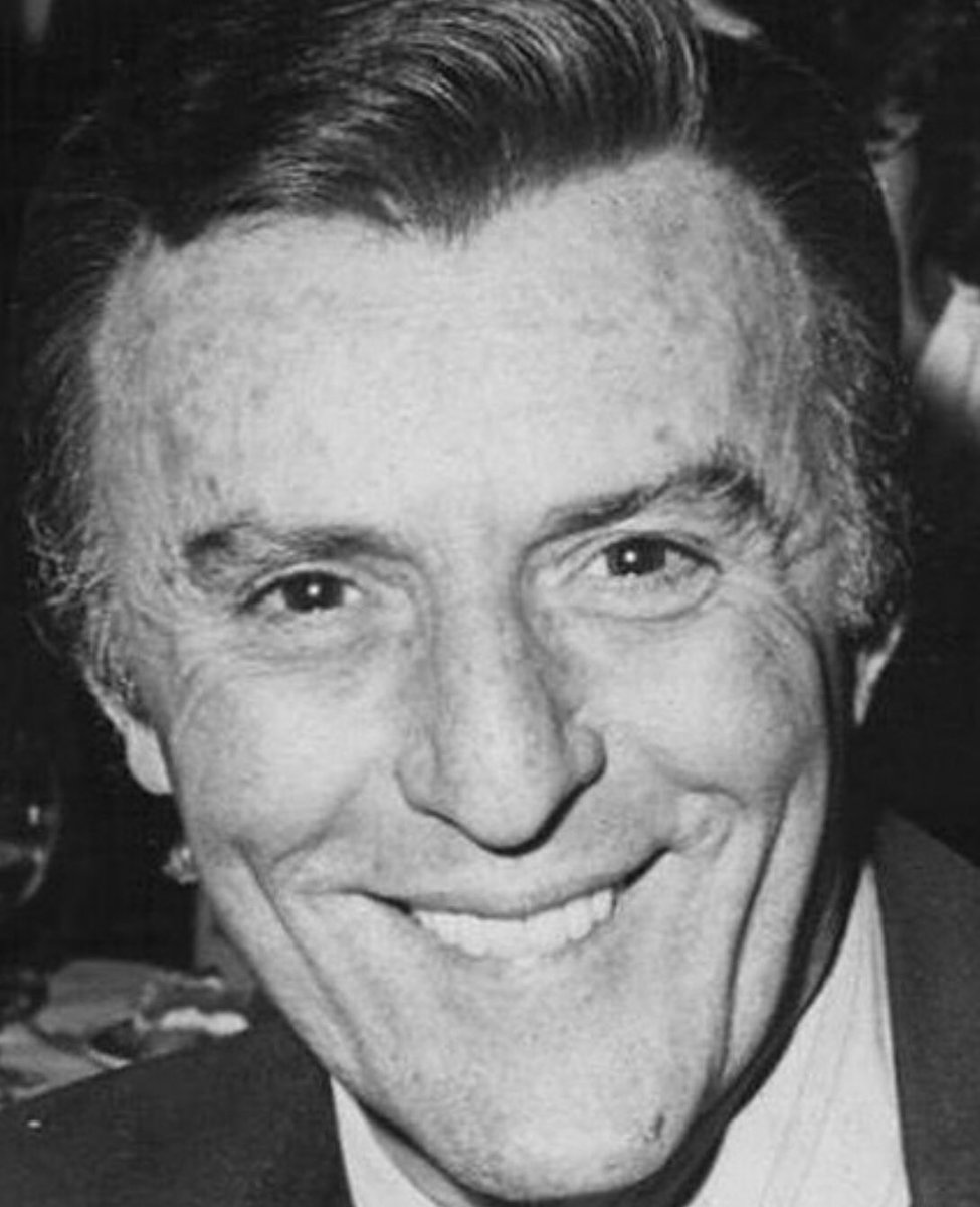 Hoy en el aniversario luctuoso de mi padre, le hago homenaje. El Señor Teatro 🎭
Un caballero. Un gran ser humano. Un buen hombre. Y el mejor padre del mundo.
Vives para siempre en mi corazón. Y en la historia del teatro en México 🇲🇽
Descansa en paz.