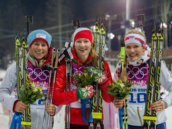 награждение биатлонистов. биатлонисты на пьедестале. награждение биатлона. лыжник халили биатлон. пьедестал биатлон.