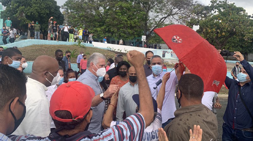 finanzasprecios's tweet photo. 🗣️"A trabajar para mantener lo logrado y avanzar en la solución de los problemas" 
@DiazCanelB, Primer Secretario del Comité Central del @PartidoPCC  y Presidente de la República, en Santiago de #Cuba🇨🇺 
#FinanzasyPrecios #CubaVive https://t.co/VqEQiYwMny