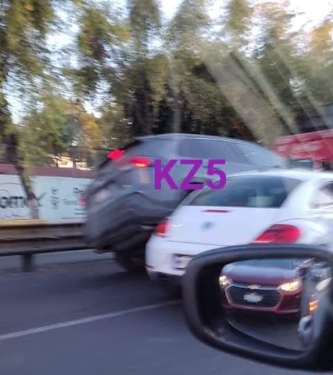 PuntoMedioEdo's tweet photo. ⚠️🚫📢 ¡Viernes de caos vial! Un tráiler se incendio en el Circuito Exterior Mexiquense, lo que tiene afectada toda la autopista México-Querétaro, sumado a eso se registran otros percances viales en diferentes puntos.

📷 Redes sociales. https://t.co/dAhNAqipmR