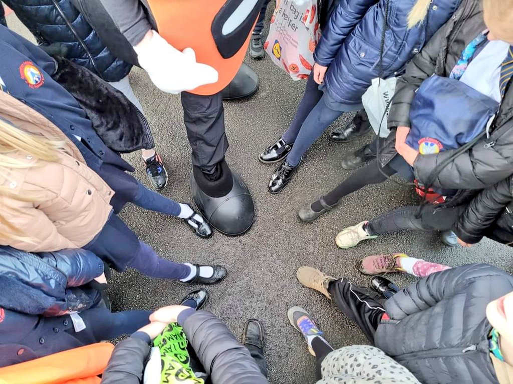 livingstreets's tweet photo. A fantastic Park and Stride turn out this morning. Nothing like a good #WalkToSchool to start the day right! 

Thanks to @GA_Bury pupils, families and staff (and Strider!) for joining us! https://t.co/cmhxNq8SQn