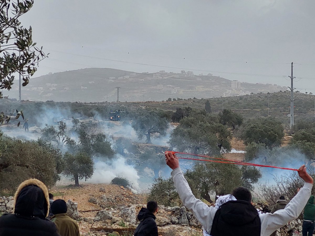 #Beita today. Weekly Friday demonstration to get their land back that the #IL_Army is occupying. Israel wants to give the land to illegal Jewish colonists. #SaveBeita
#IsraeliApartheid
#IsraeliCrimes
